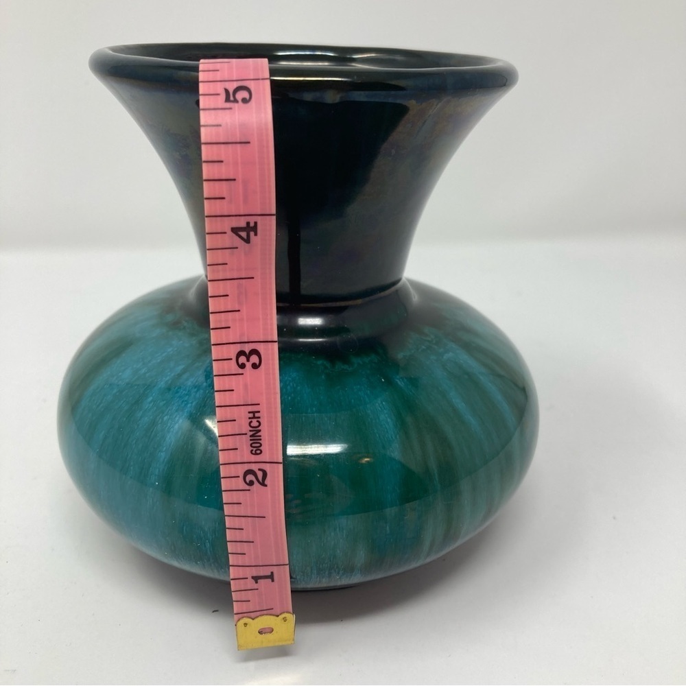 Vintage Blue Mountain Pottery vase. - Picture 9 of 10